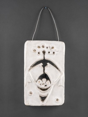 Nő gyümölcsös kosárral 